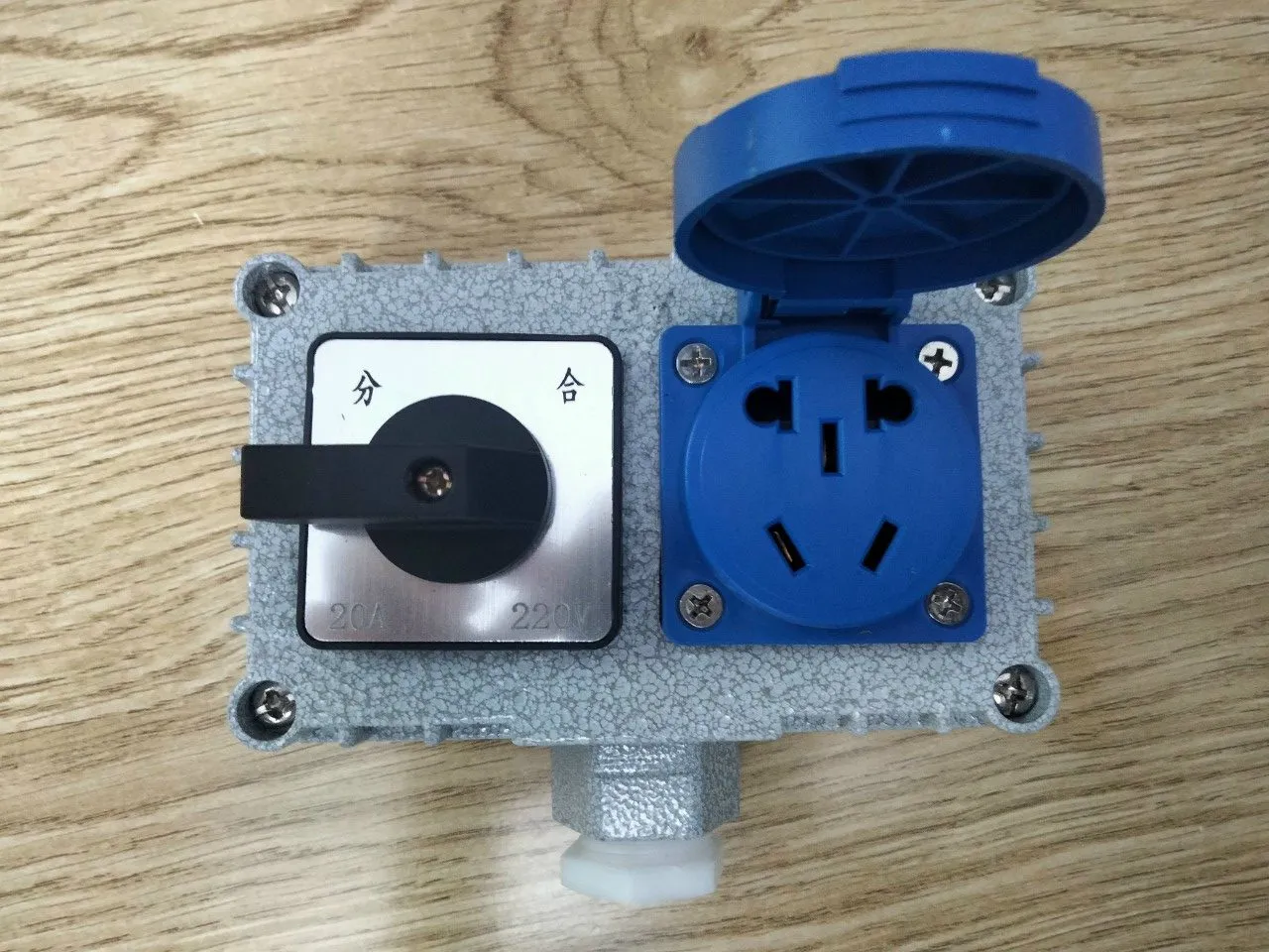 Hộp công tắc và ổ cắm chống nổ