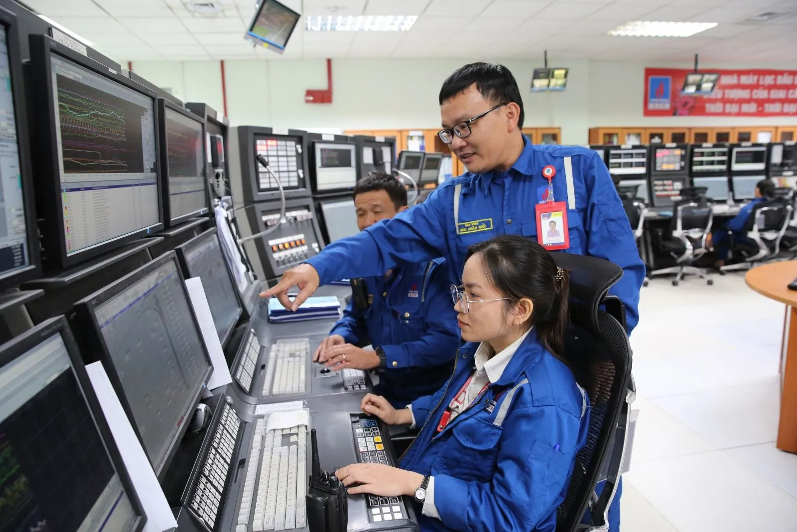 Có nên dùng đèn tube phòng nổ cho các hành lang nhà máy lọc dầu không?